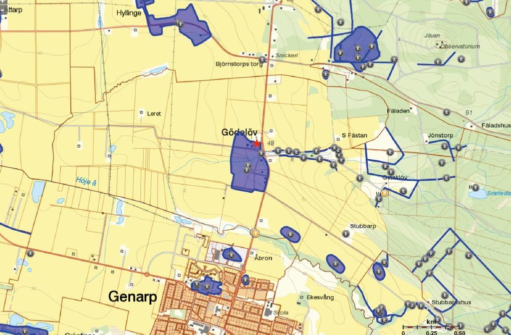 Figur 1. Centralt i bilden är Gödelövs historiska bytomt (RAÄ 12:1) markerat med blått.