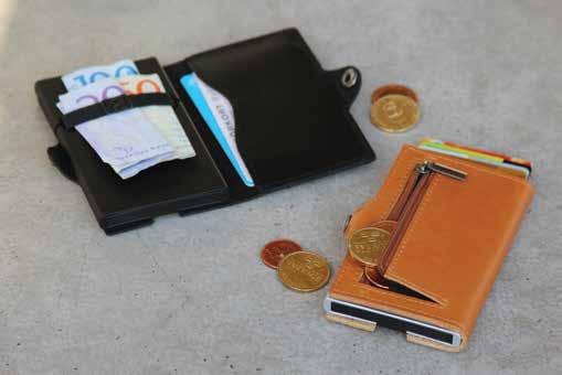 En RFID säker plånbok i aluminium och skinn som förhindrar skimming. Finns både med och utan myntficka. Med ett enkelt tryck uppåt poppar korten upp och blir lättillgängliga.