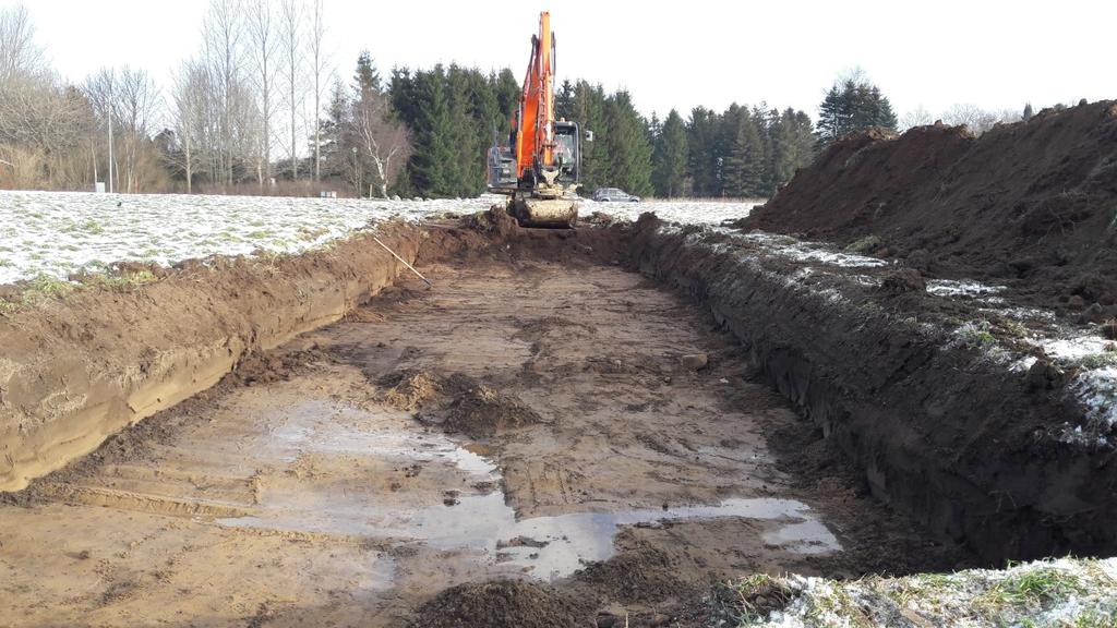 Vid undersökningen övervakades 300 m 2 schakt. Schaktet grävdes i sydvästlignordöstlig riktning genom den centrala delen av fornlämningen.