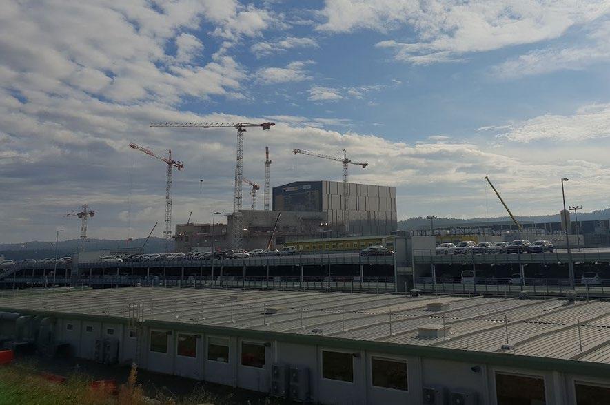 I bildens centrum ser vi Tokamak Complex under uppförande och intilliggande Assembly building Nästa anhalt var PF Coil building.