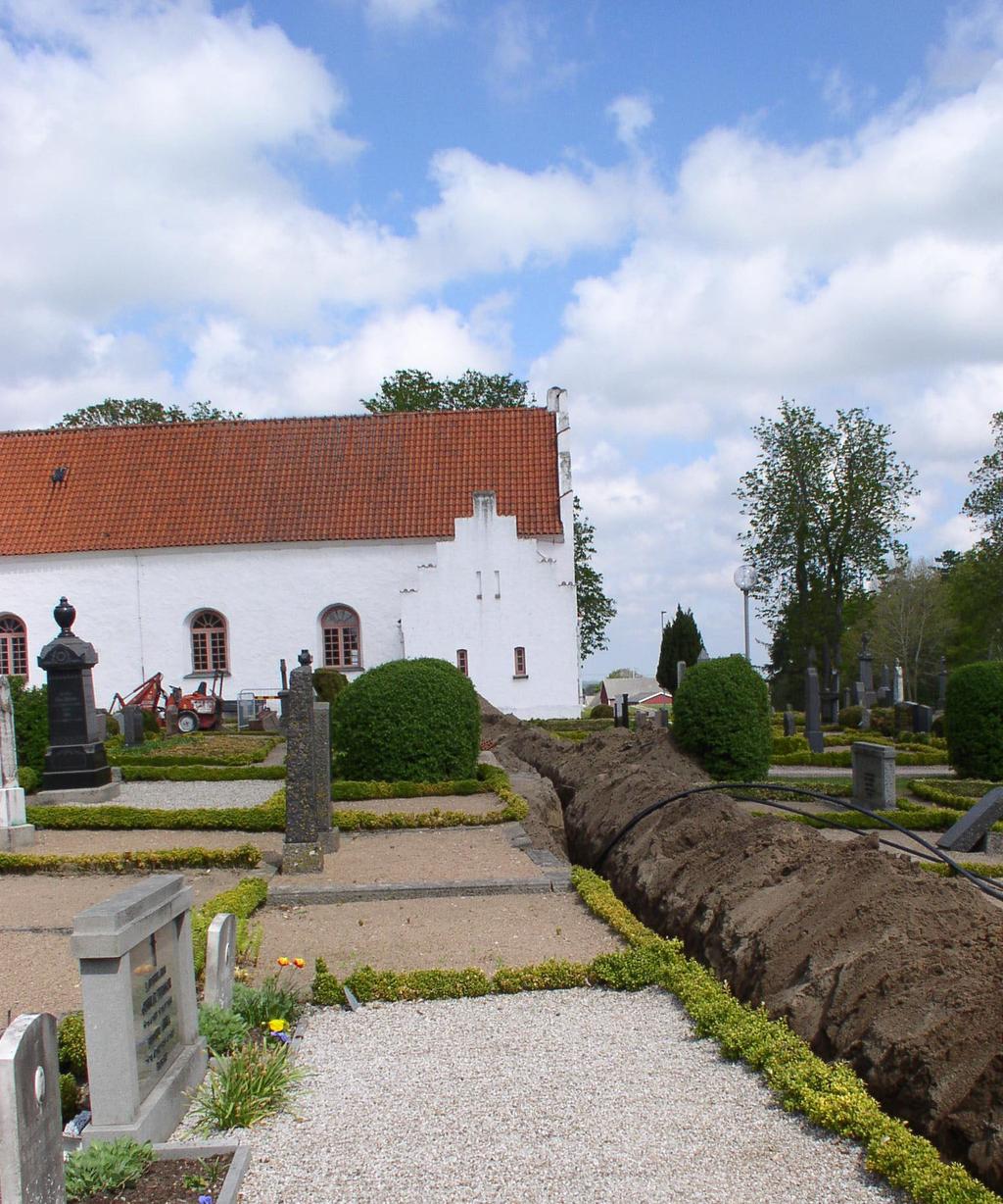 Fig. 5. Bilden visar en del av schaktet för den nya VA-installationen på Blentarps kyrkogård. Foto mot norr. Vid förundersökningen övervakades grävning av 91 löpmeter schakt.