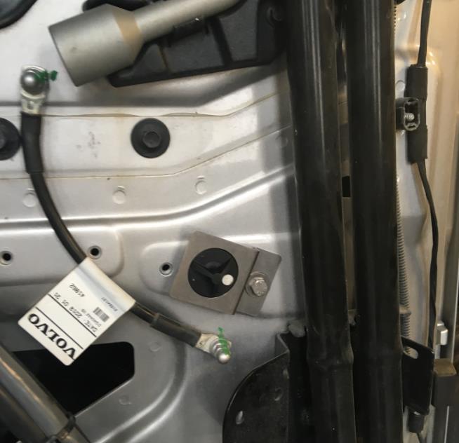 Installation av däcksensor, THS En THS-sensor placeras inuti varje däck på fordonet. Släpp ut luften och tryck av en sida för att komma åt insidan av däcket och släpp in sensorn.
