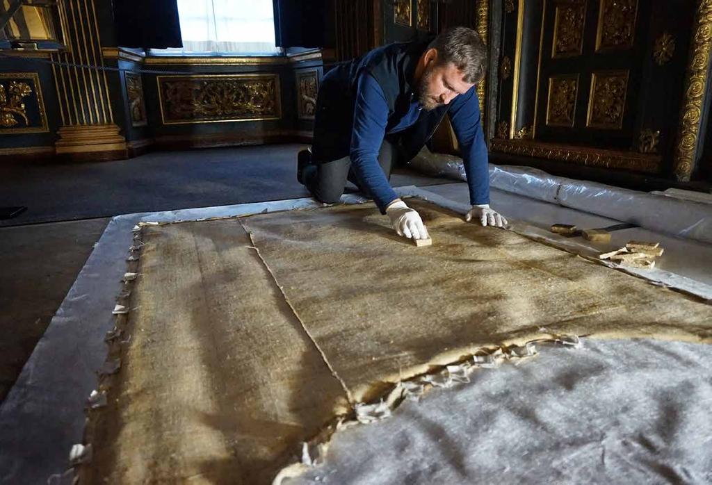 FOTO STOCKHOLMS MÅLERIKONSERVERING Calle Lindeberg rengör baksidan på en nedtagen väv med en sotsvamp. tt inventera alla rum på Drottningholms slott är en grannlaga uppgift.