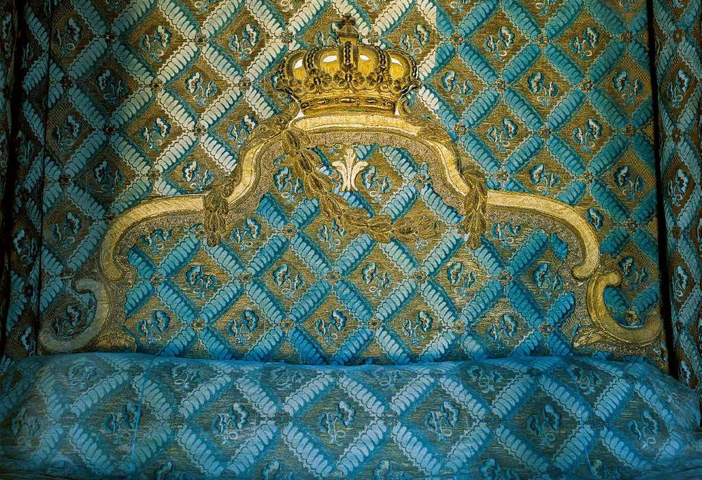 FOTO ÅKE E:SON LINDMAN Dekoren på sängens huvudbräda och på alkovens väggfält broderades av drottning Lovisa Ulrika och hennes hovdamer.