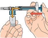 9 Anslut sprutan till öppningen på adapterns sida genom att föra in sprutspetsen och fästa den ordentligt med en medurs tryckande och vridande