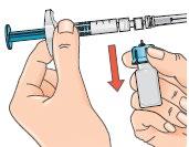 Injektionsflaskan med adaptern måste tas bort från sprutan för att lösningen ska kunna pressas ut genom kanylen vid injektionen.