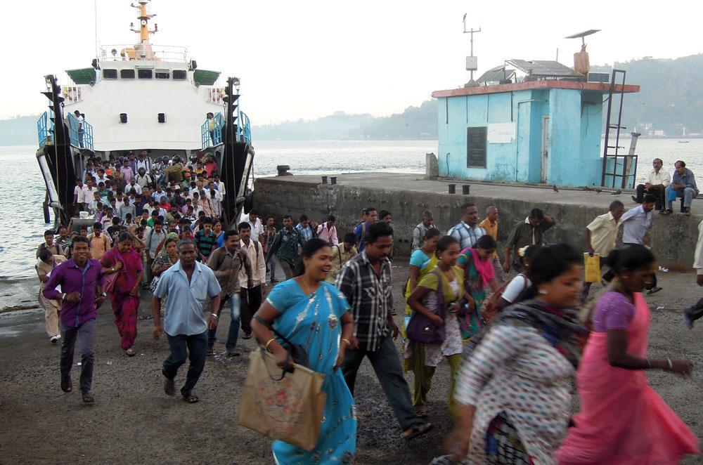 Det rådde full fart i färjeläget i Port Blair. blivit fina skådarmarker. Vi letade efter endemen Andaman Teal och fann små sällskap redan på första stoppet. Det blev flera till under dagen.