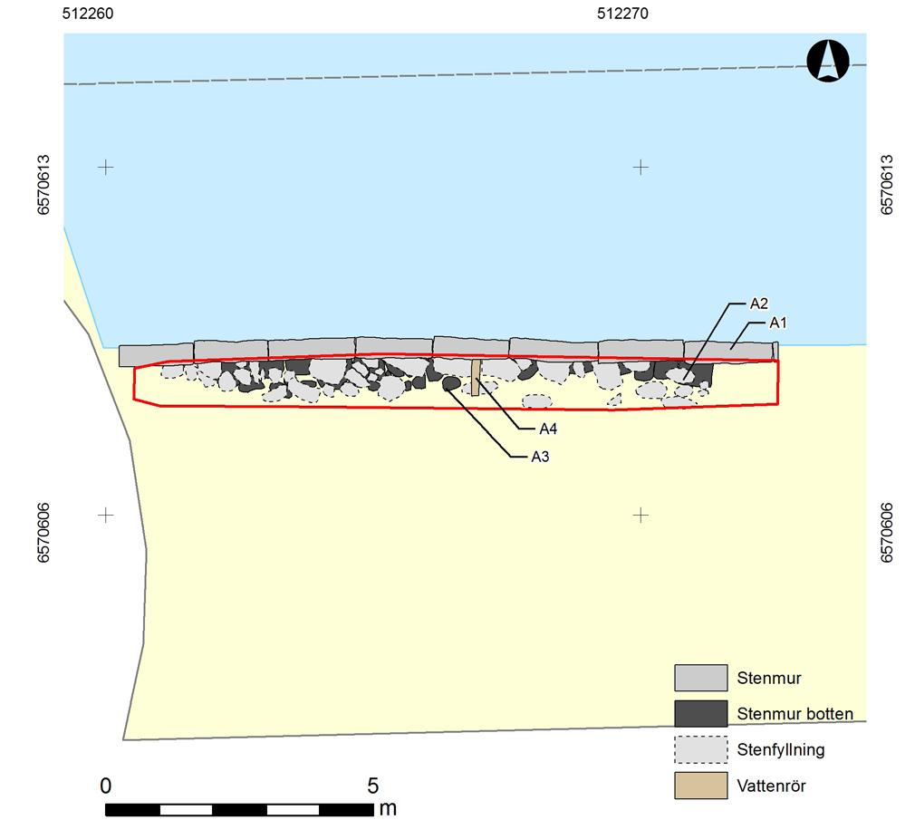 ARKEOLOGGRUPPEN AB, RAPPORT 2019:26 Genomförande och resultat Inledningsvis grävdes ett cirka 12 meter långt och 0,8 meter brett schakt längs den skadade delen av strandmuren.