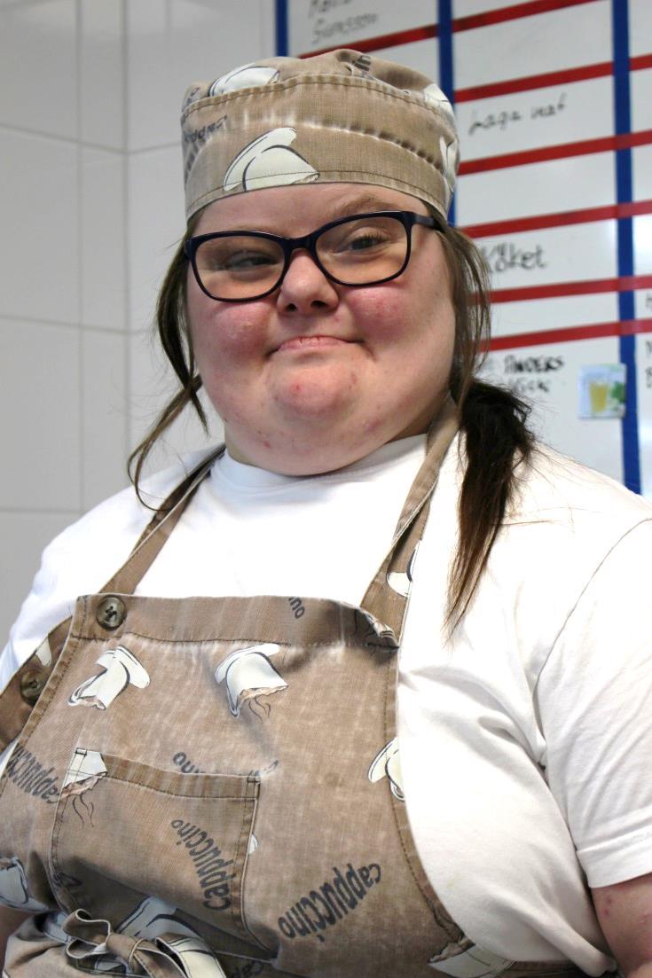 jag Här är jag Vad heter du? Maria Hur gammal är du? 26 år Vilken familj har du? Mamma och styvpappa, pappa i Filipinerna och styvmamma Var bor du? På Galaxen Var jobbar du?