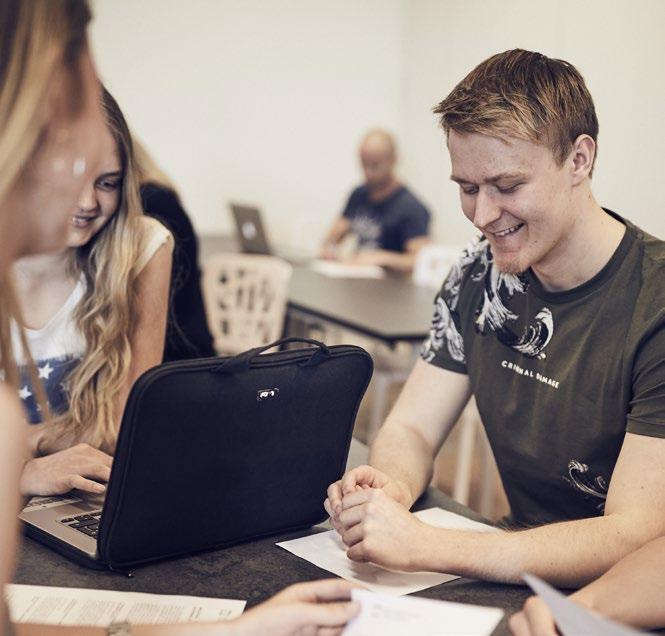 Här erbjuds du stimulerande och kreativa program, men också personlig utveckling under din gymnasietid. Köpmansgatan 12 411 13 Göteborg Det bästa är att skolan är liten.