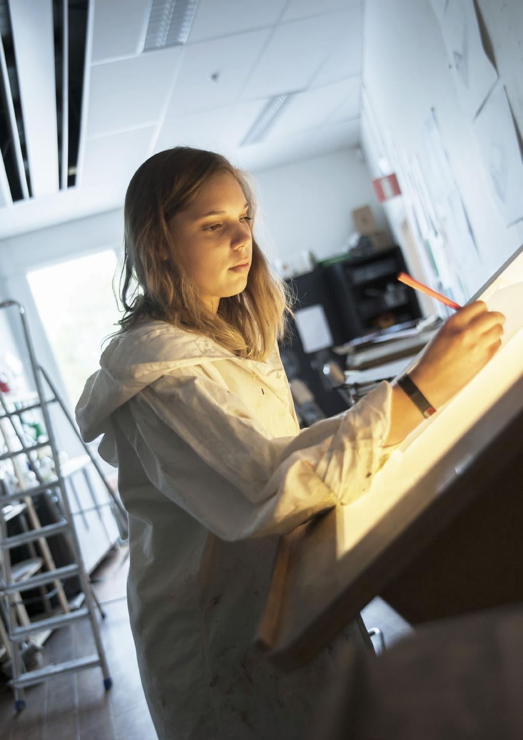 ESBIL Estetiska programmet INRIKTNING BILD OCH FORMGIVNING Det estetiska programmet är ett högskoleförberedande program med många praktiska och kreativa inslag.