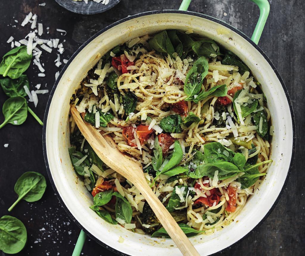 RECEPT 2 20 MIN 385kcal/port. Energi från: Fett 5g Kolhydrater 68g Protein 14g One pot-pasta Pasta, tomater, lök, broccoli och buljong allt kokas samtidigt och serveras direkt ur grytan.