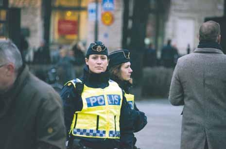 p Polis Som polis kan du jobba med många olika uppdrag och roller. Arbetet i yttre tjänst innebär att du hjälper människor i olika nödsituationer men också att du jobbar med brottsförebyggande arbete.