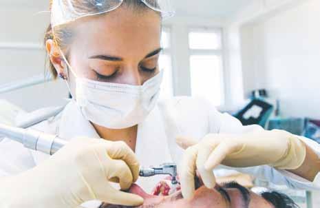 T Tandhygienist Tandhygienisten undersöker, diagnostiserar och ger behandlingar för att förebygga karies och tandlossning.