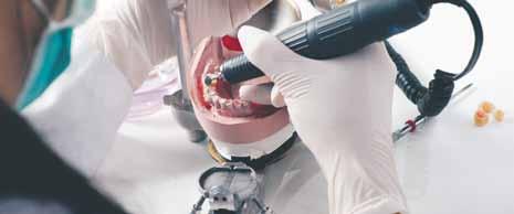 T Tandtekniker Som tandtekniker jobbar du med att tillverka individuellt avpassade ersättningar för förlorade eller skadade tänder, till exempel kronor, broar och helproteser.