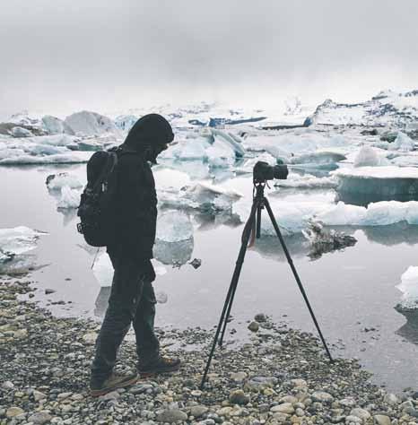 f Fotograf En fotograf är en kommunikatör med kompetens inom bildkomposition, ljus, teknik och bildbehandling. Viktiga egenskaper för yrket är god syn och normalt färgseende.