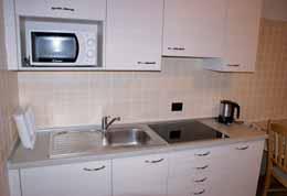 Apartmánovým domem Homelywood umožňuje ubytování i pro větší či středně velké skupiny větší vzdálenost od lyžařské nabídky Mottolina 80 m poloha: Livigno, centrum - 750 m, skiareál Livigno /