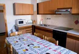 - 1 ložnice s manželskou postelí, obývací pokoj s kuchyňským koutem, sociální zařízení; apartmány jsou situovány v podkroví z části se sníženým stropem bilo 3-22 m² - 1 ložnice s