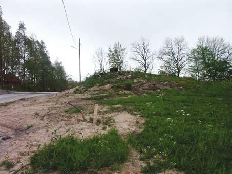 14 Bohusläns museum 2008:2 sydväst-nordostlig sträckning men eftersom A188 var överlagrad av cirka 0,5 meter jord får vi i nuläget nöja oss med att konstatera att den tycks vara cirka 0,4 meter hög