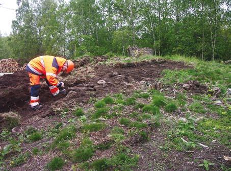 Odlingsspår i Munkedal 15 Figur 9. Schaktet genom gravhögen, Foss 218, rensas av Niklas Ytterberg. Foto från nordväst, Oscar Ortman.