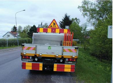 Varningsmärken monterade på fordon får vara i normalstorlek. På fordon med normal fordonsutmärkning ska påbudsmärket vara i storleken stor.