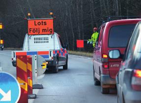 Allmänt 10 Trafikreglering i samband med vägarbete När en trafikant måste köra ut i mötande trafiks körfält för att passera en vägarbetsplats och möte inte är möjligt, ska trafikanten få ledning för