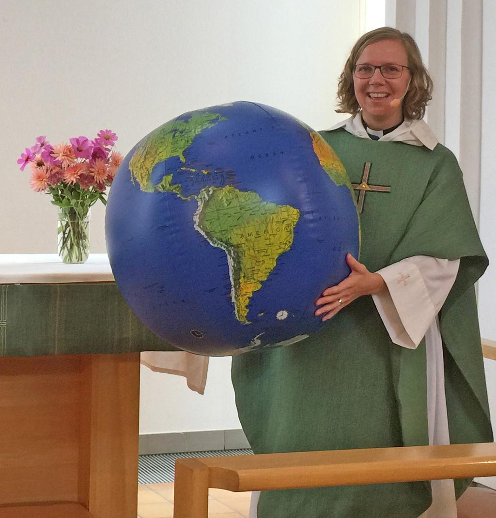 Enheten i Kristus Det var temat på högmässan den 22 september. Då lyfte Sofia Oreland hela jorden i sina händer och genom sina ord i predikan.