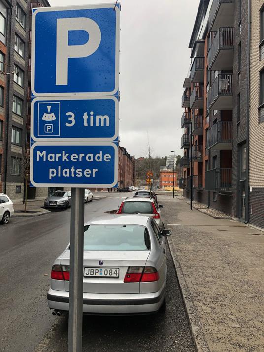 Av brand och utrymningsskäl får inga lösa föremål förekomma i garaget. På parkeringsplatserna får endast bil eller mc ställas upp.