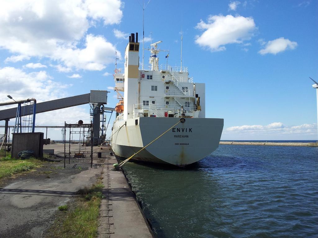 Figur 1. ENVIK förtöjd i Degerhamn. Bild: befälhavaren. SAMMANFATTNING På kvällen den 27 november 2018 avgick cementtransportfartyget ENVIK från Degerhamn i lugnt väder.