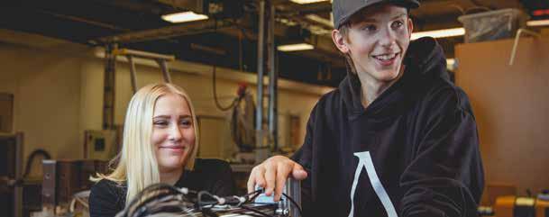 EL- OCH ENERGIPROGRAMMET Är du händig och bra på logiskt tänkande? Intresserad av teknik, el och programmering? Då kan El- och energiprogrammet vara någonting för dig!