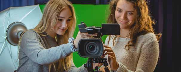 ESTETISKA PROGRAMMET Vill du utveckla din kreativitet och ha stora valmöjligheter inför högre studier? Då kan Estetiska programmet vara något för dig.