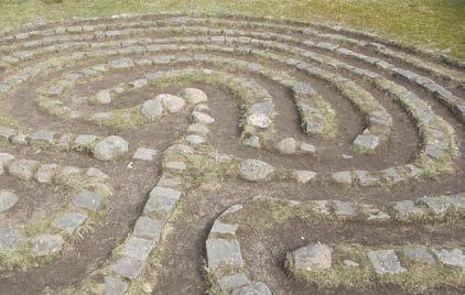 LABYRINT Labyrinten utanför biblioteket är byggd av 463 stenar. Den här labyrinten är byggd i modern tid men baseras på historiska labyrinter, några är flera tusen år gamla.