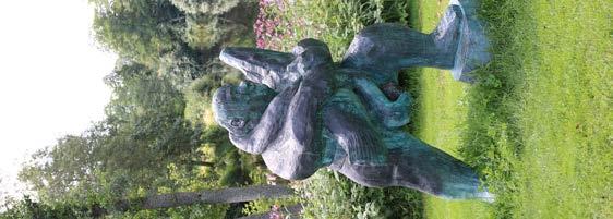 ÅGUBBEN Ågubben är med sina två meter respektingivande där han står vid kanten av Lagaån. Han är gjord i brons och i famnen håller han en gädda och en ål.