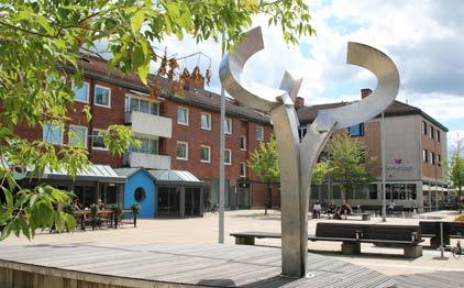 Hans Fredholm / BUS / 2013 RYMD- FÅNGAREN I mitten av två ellipsformade sittytor på Lilla torg tronar skulpturen Rymdfångaren. Skulpturen är 3,5 meter hög och tillverkad i rostfritt stål.