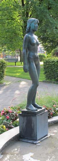UNGDOM Hon är 1,65 lång. Rak i ryggen, naken och med blicken i fjärran står hon i en fontän i en park i Ljungby. Innan hon till slut fick namnet Ungdom kallades hon för Vårflickan och Fontänflickan.