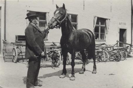 Tornet är antagligen det enda exemplet i Sverige på den här typen av byggnad för naturiskylning. Ingången från gården till bryggeriets kontor i Rosenlundska huset. Bilden tagen 1943.