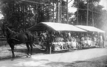 Då järnvägen drogs över Ljungen 1904 gjorde sig Ljungskogens Strandbad AB redo att ta emot semestrande familjer från Malmö och Trelleborg.