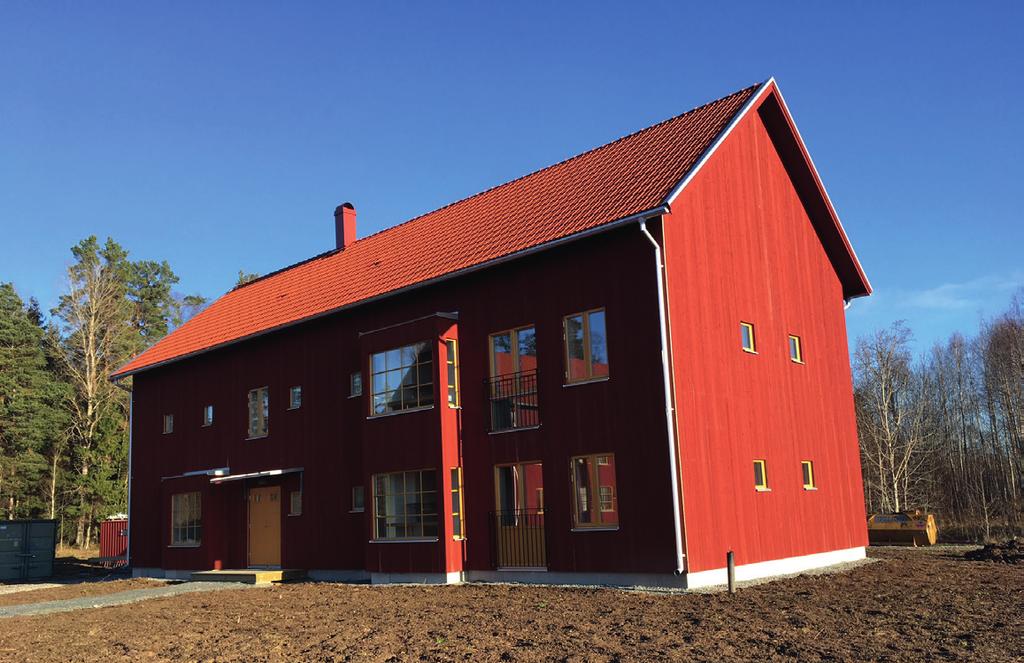 Arkitekturen i Rasmusbyn är hämtad från traditionella svenska gårdar och är därmed helt rätt i sin kontext ute på landsbygden i den gamla och lantliga miljön.