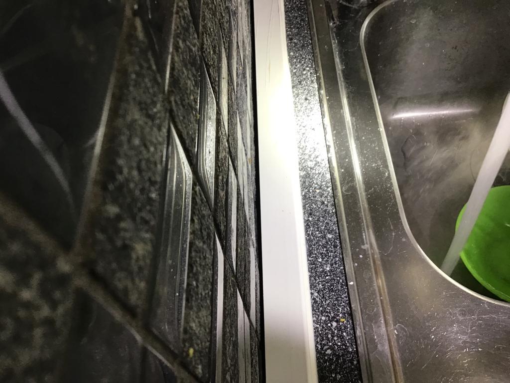 Bristfällig tätning mellan vaskskåp och vägg.