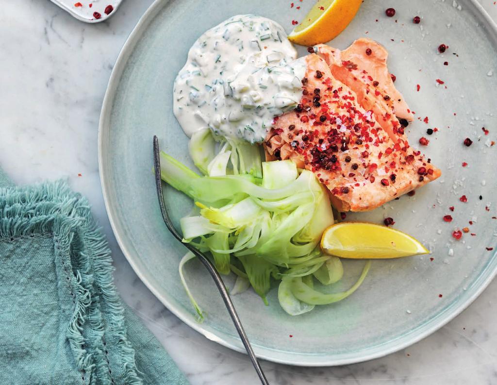 RECEPT 1 MIN 711kcal/port. Energi från: Fett 43g Kolhydrater 45g Protein 36g Lax med rosépeppar och fänkålssallad Saftig lax i ugn med en frisk fänkålssallad.