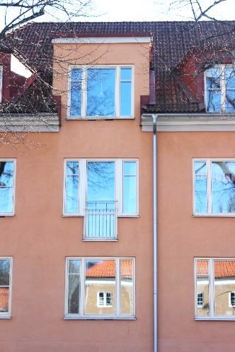 Taket förses med frontespiser och takfönster för att möjliggöra bostäder på den övre våningen. Flerbostadshusen intill har traditionella takkupor för ändamålet.