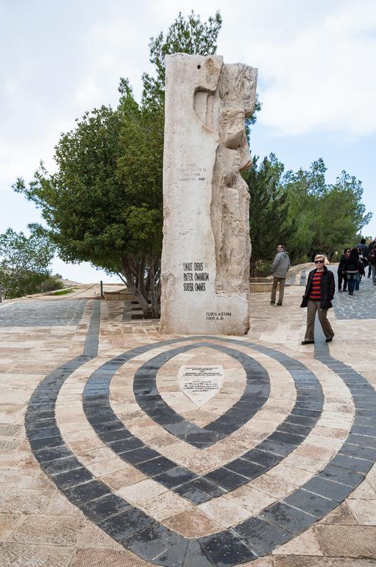 kunskapen om hur Jerusalem såg ut efter att staden hade förstörts och återuppbyggts år 70. I Madaba är ungefär 30 procent av stadens invånare kristna och här finns fler kyrkor än moskéer.