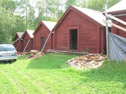 Där kunde endast en mindre del av rotet återanvändas. V takfoten på stall nr. 6 där bräda bytts. 2005 07 27.