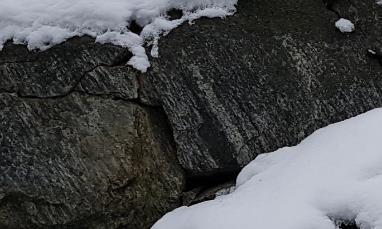 Vid provpunkt 3 fanns ett område av mer omvandlat berg som uppvisade mycket rost (se figur 4).