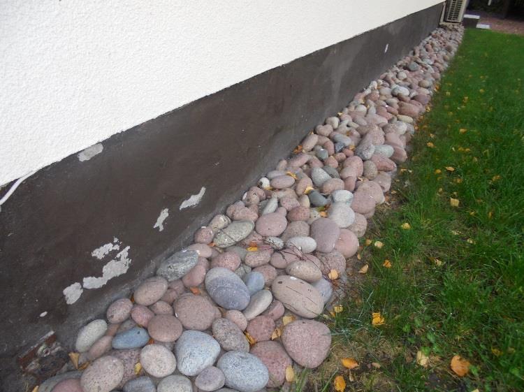 Rapport nr.: Å555 Sid: 8 / 30 2.2 Nedre bjälklag Nedre bjälklag: Huset står på en gjuten sockel på en betonggrundsula. Ingen yttre fuktspärr observerades mot sockeln.