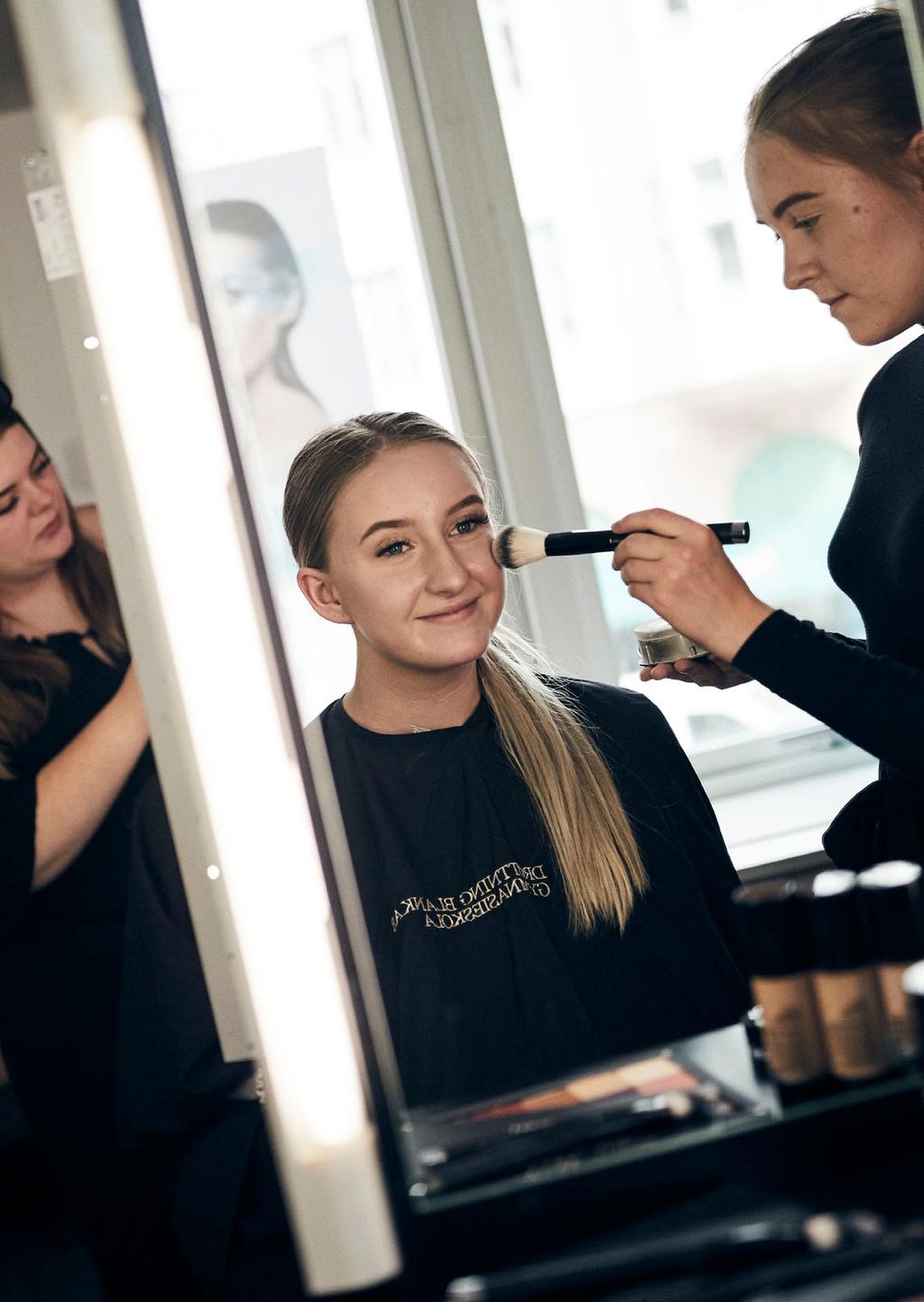 HVSTY Hantverksprogrammet INRIKTNING HÅR- OCH MAKEUPSTYLIST Hantverksprogrammet är ett yrkesprogram som förbereder dig för en framtid som hår- och makeupstylist.