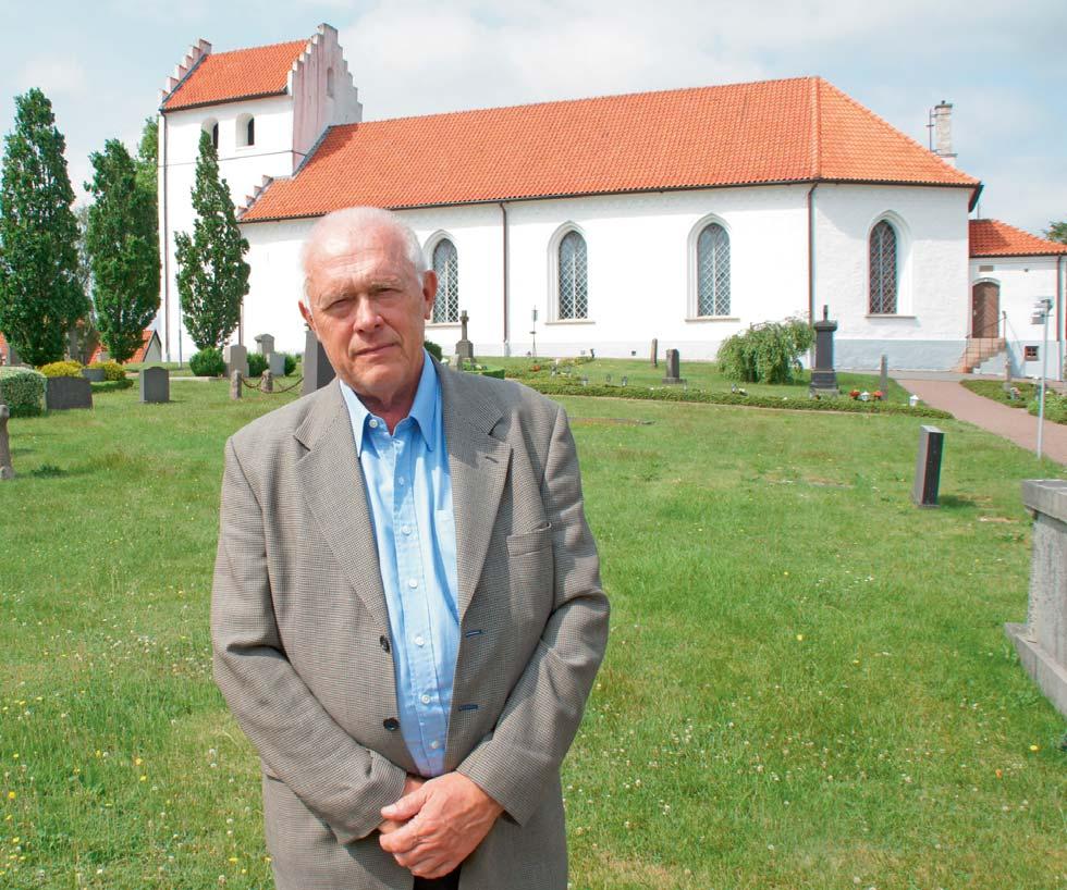 Den ursprungliga delen av Ekeby låg runt stationen och kyrkan. Järnvägen bildade en gräns och kyrkan kom att ligga utanför byn.