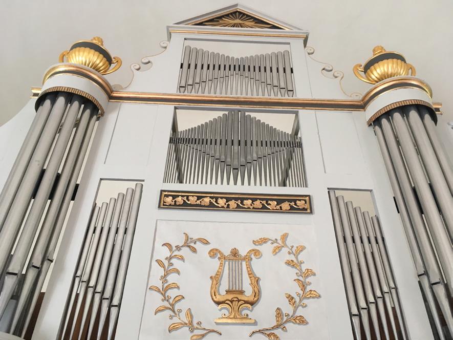 Dessa orglar står, likt siluetterna av pampiga slott, uppe på läktarna i Vårdnäs respektive Vist kyrka. Stora orgeln i Vårdnäs kyrka (till vänster): Orgeln byggdes av den framstående I.