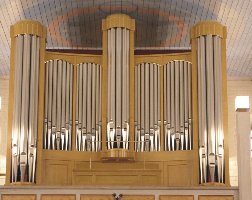 I kyrkan finns även en mindra kororgel. Orgeln i Vist kyrka (till höger): När Vist kyrka drabbades av brand i juni 1961 förstördes dåvarande orgel, byggd av Jonas Wistenius under 1740-talet.