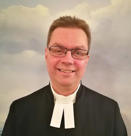 Sommarkvällens nätter är nu långa. Men det brukar alltid dyka upp en muntergök som skojfriskt efter midsommar säger: Nu vänder det! Nu går vi mot mörkare tider igen.